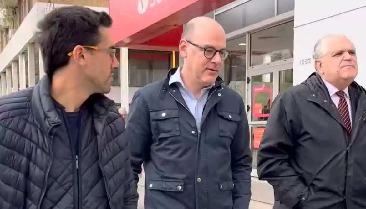 Alejandro Kuznitzky (centro), dirigente del PRO.