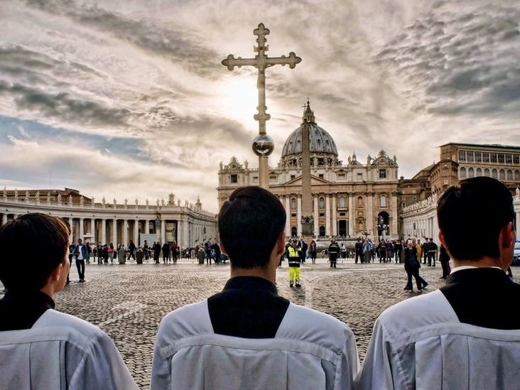 El Vaticano confirmó que el papa Francisco murió tras sufrir un derrame cerebral