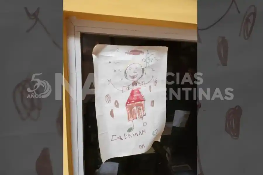 Dibujo encontrado en uno de los ventanales. Fotografía: Agencia Noticias Argentinas