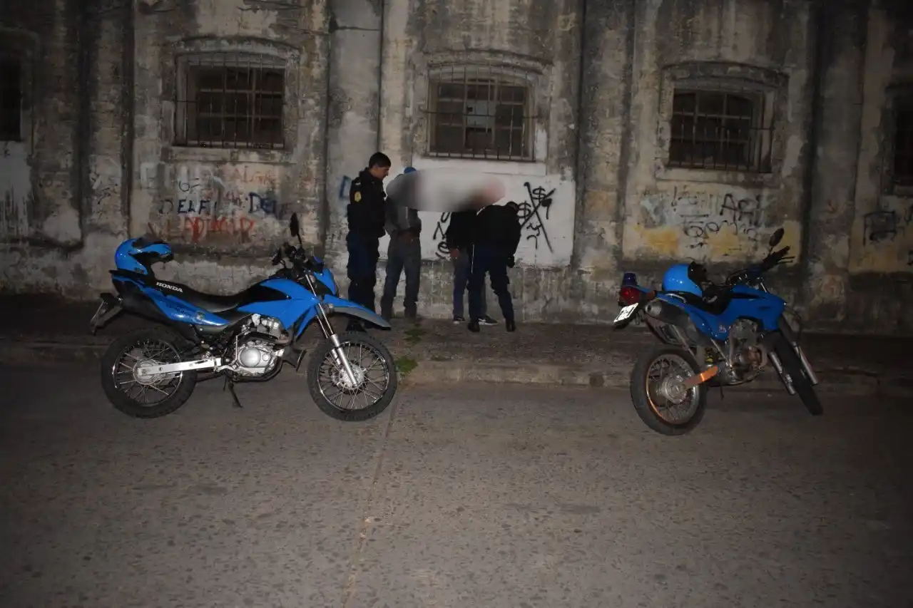 La policía evitó dos robos y detuvo a tres delincuentes en la noche de este lunes