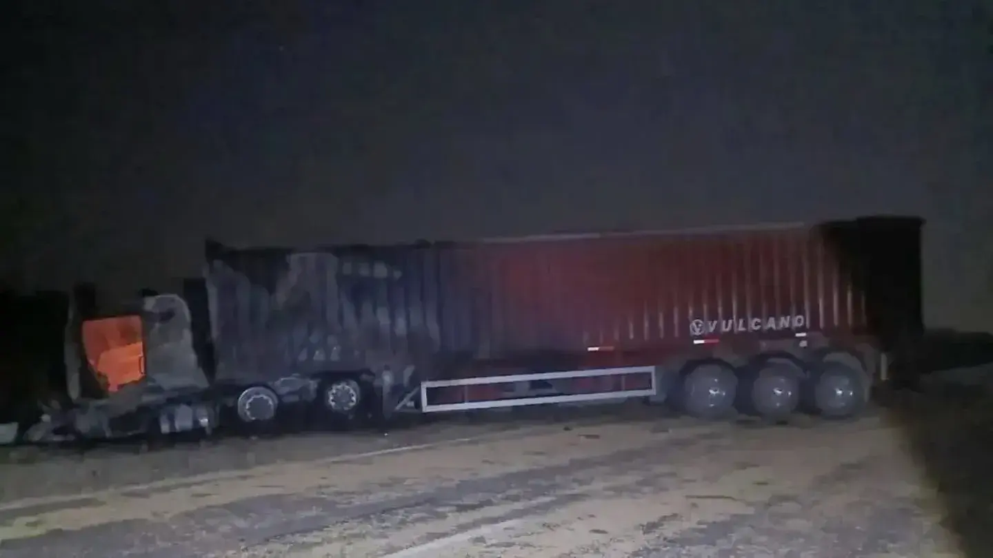 Choque entre dos camiones en la Ruta 2: uno de los vehículos terminó envuelto en llamas