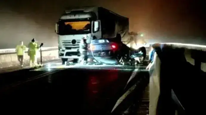 Violento choque frontal entre un camión y un auto en el puente Rosario-Victoria