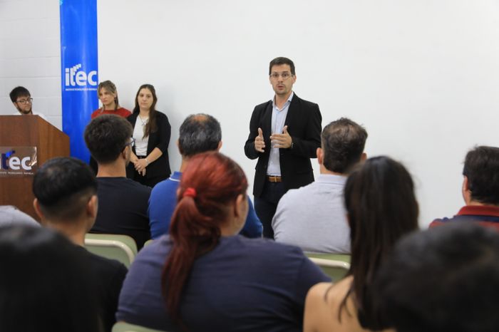 Entrega del certificado del Centro Municipal de Capacitación en Oficios