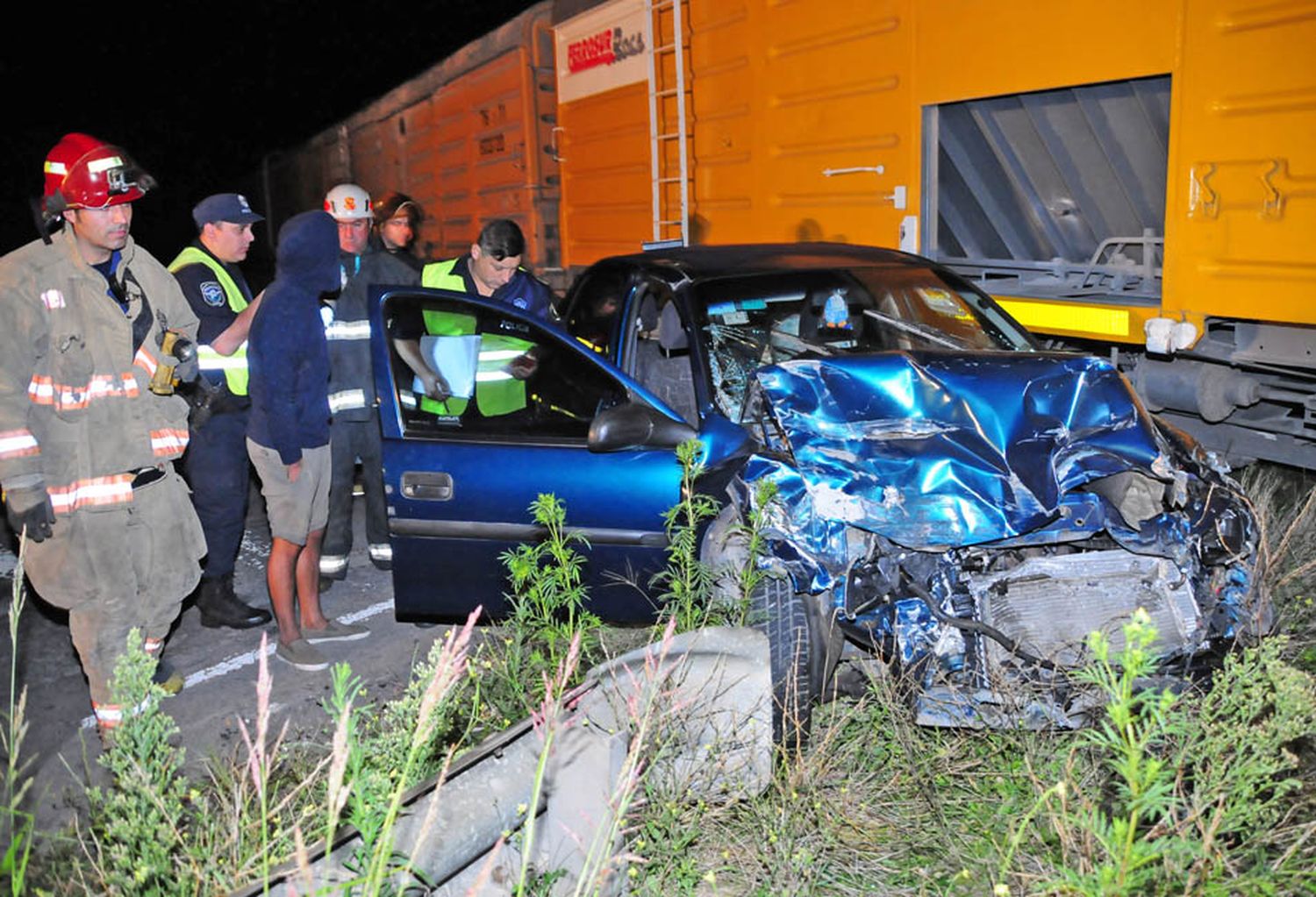 Un auto protagonizó un  choque con un tren de  cargas en la Ruta 74