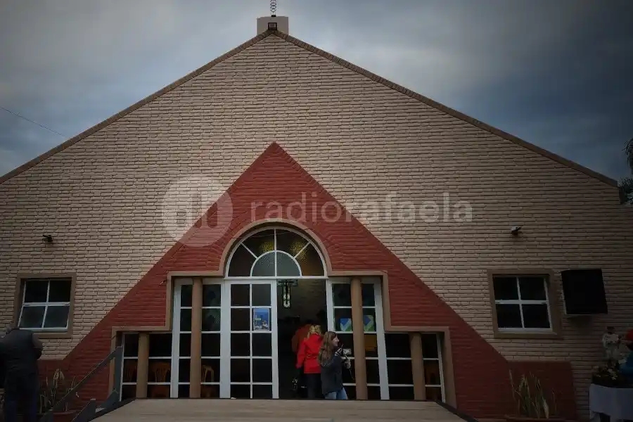 Arrancaron un ventilador de pared de la Parroquia San Cayetano y destrozaron varias sillas para alcanzarlo
