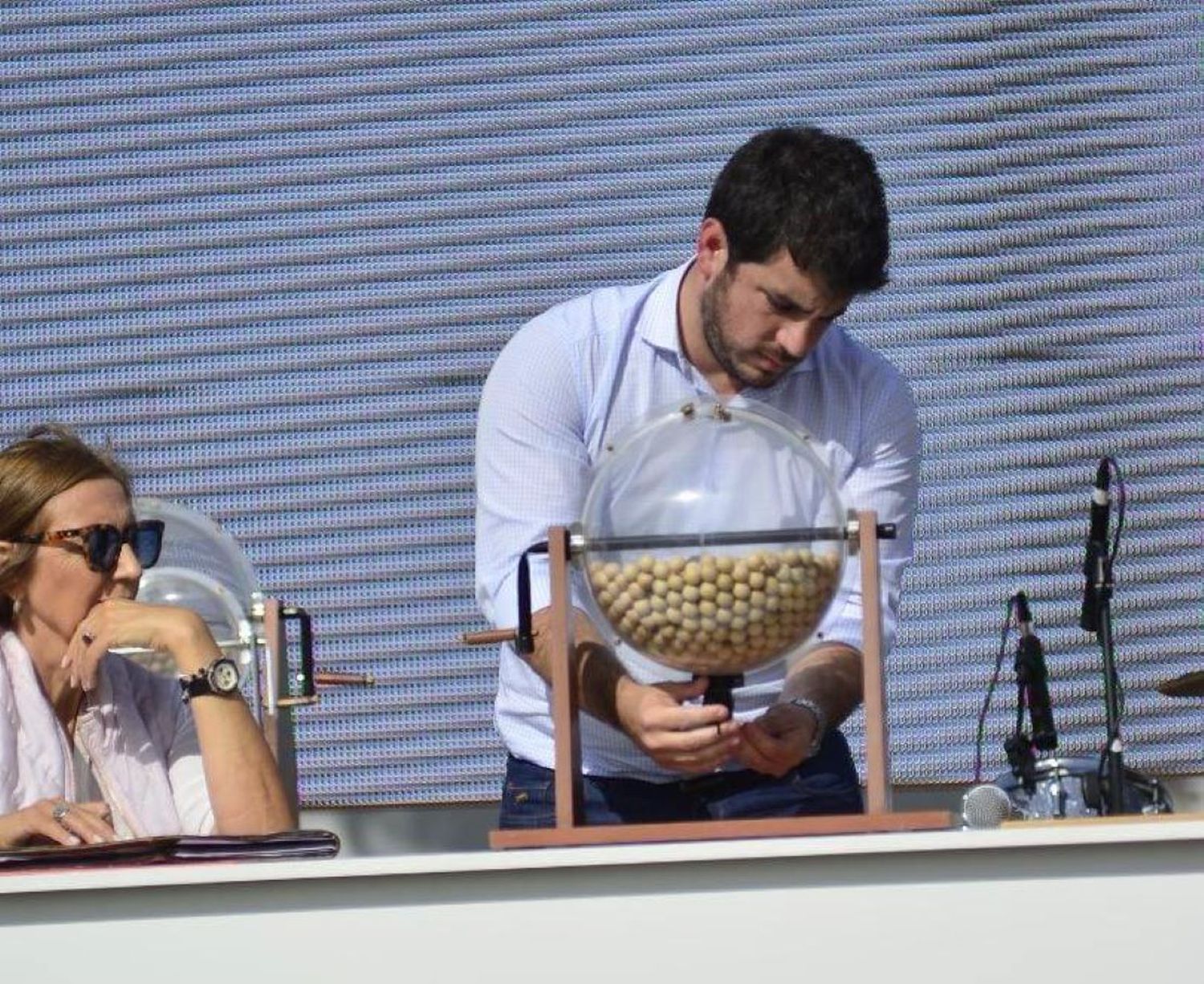 El intendente en el momento del sorteo en la anterior edición.