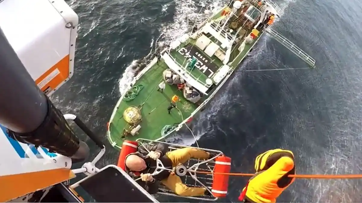 Video: megaoperativo de Prefectura en el que rescata a un tripulante de un pesquero