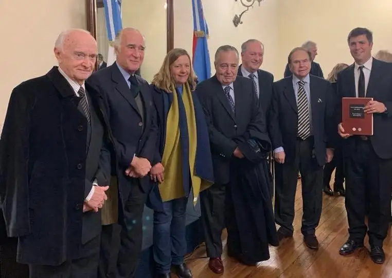 Autoridades y socios del Club Social en la presentación del libro Los Constituyente de 1853-