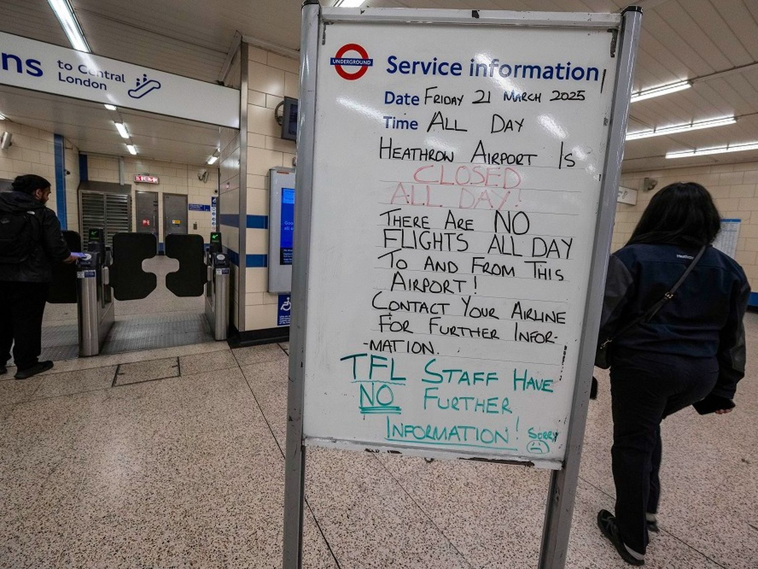 El incendio de una subestación generó la suspensión de miles de vuelos en Londres