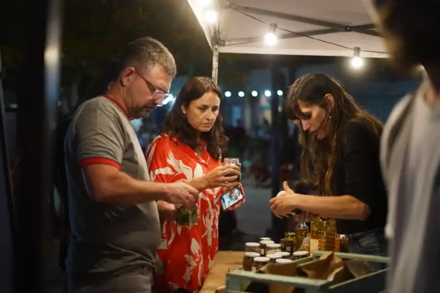 El secretario de gobierno Germán Bottero y la la secretaria de Desarrollo Económico, Innovación y Empleo, Patricia Imoberdorf con emprendedores
