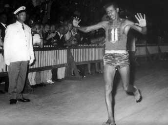 Juegos Olímpicos: Abebe Bikila, el corredor olímpico que desafió las convenciones