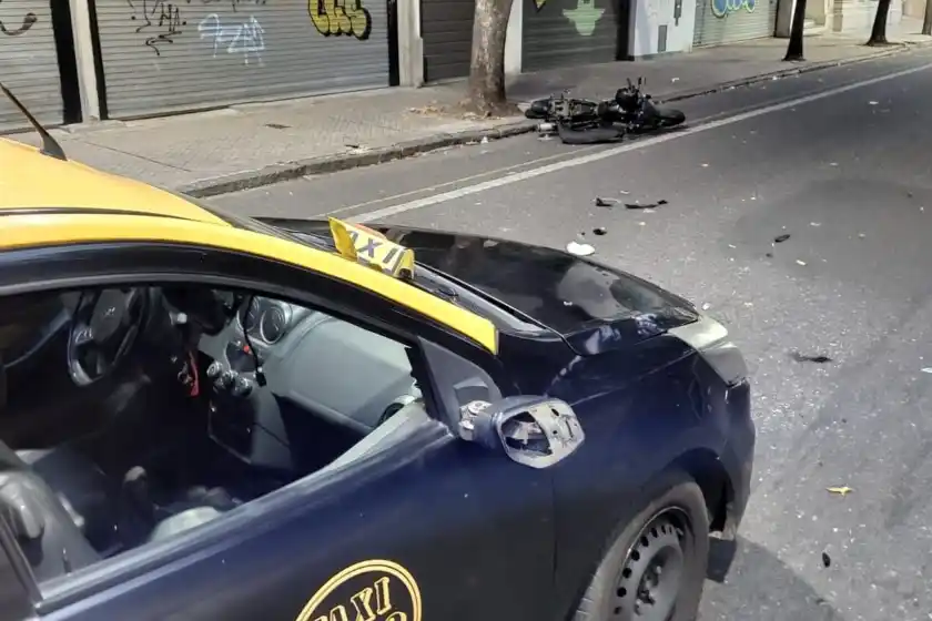 Brusco choque entre un taxi y una moto terminó con un hombre herido