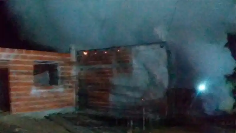 Un sujeto golpeó a su pareja y le incendió la casa: Quedó detenido