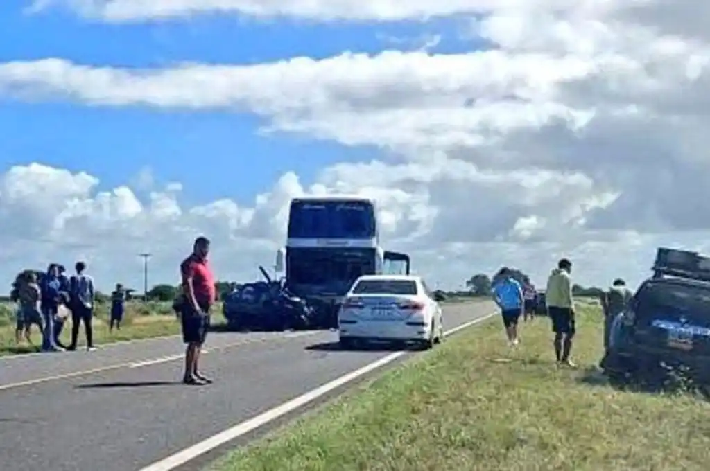 Accidente fatal en RP11, altura Pipinas: dos personas murieron tras chocar un auto y un colectivo