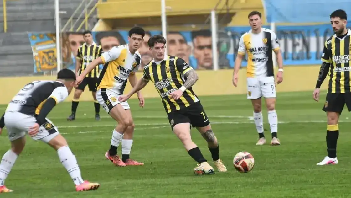 Olivera marcó el primer gol en Bahía Blanca. (Fotos de La Nueva Provincia).