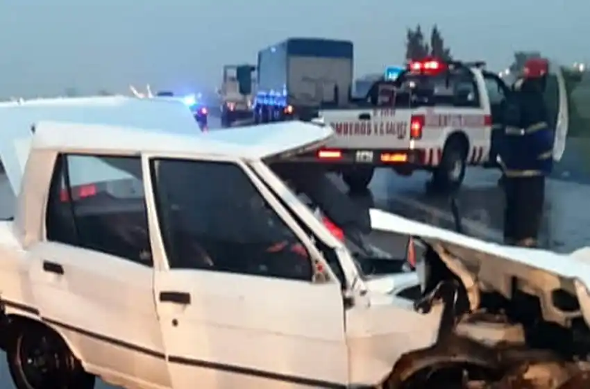 Murió un hombre al chocar con su auto contra dos camiones en autopista Rosario-Buenos Aires