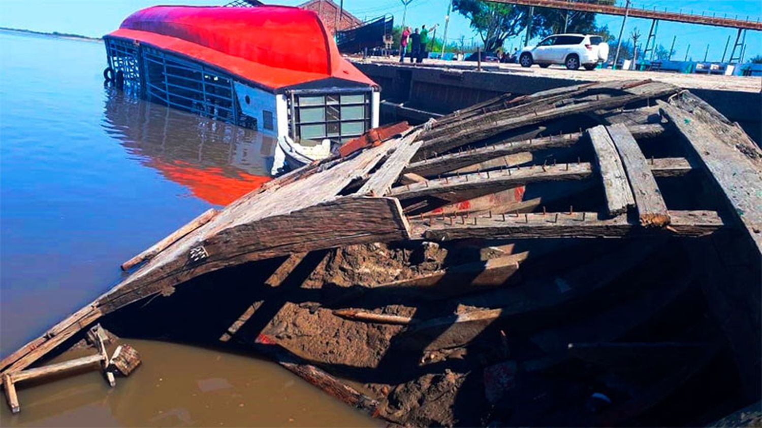 En el rio Gualeguay una antigua barcaza hundida en puerto quedó a la vista por la bajante de sus aguas