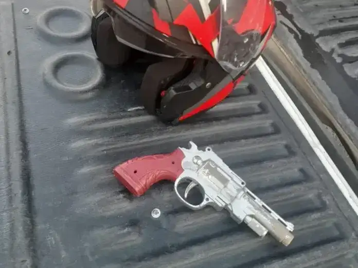 Quiso robar una moto con un arma de juguete, huyó con un casco, terminó atrapado en los techos y fue detenido