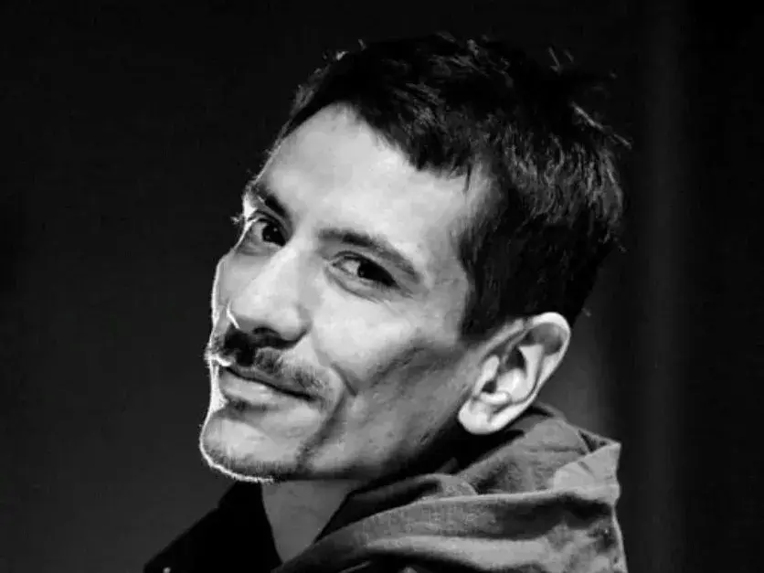 Juan Solá propone indagar las fronteras en la ficción y lo real