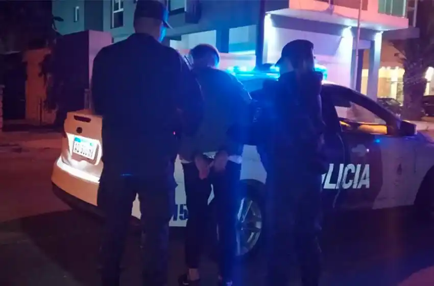 Le robó a un hombre en la calle: cuando huyó colisionó contra un auto estacionado