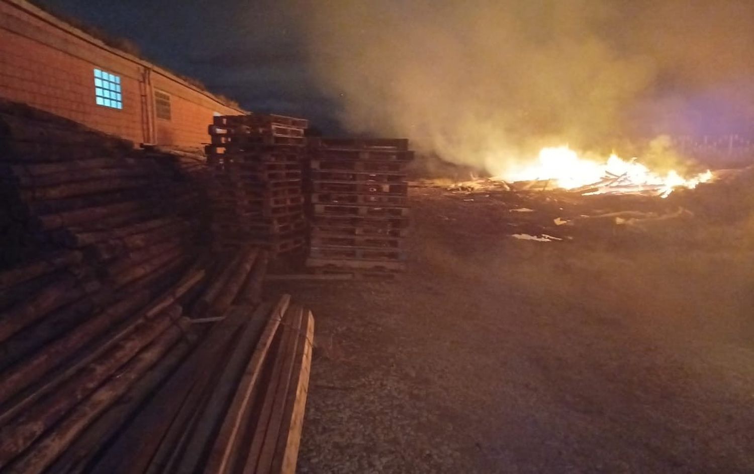 Los bomberos trabajan para evitar que el fuego llegue hasta el inmueble.