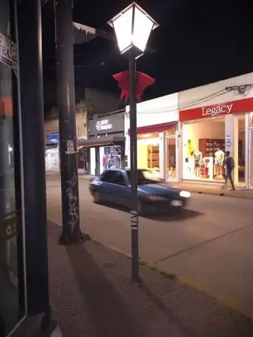 Reclaman por un poste de luz
