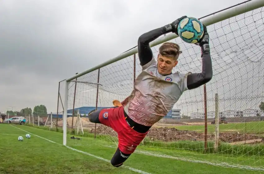 Alvarado suma un arquero para competir con Lungarzo