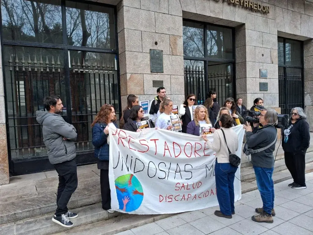 Con banderas y carteles, los manifestantes se concentraron frente al Palacio Comunal.