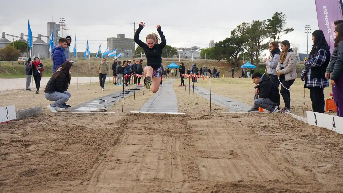 El atletismo en verano. Sirve para descubrir la carrera, el salto y el lanzamiento