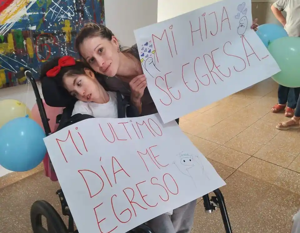 Cande se egresó en Canea y su familia lo celebró con una gran caravana