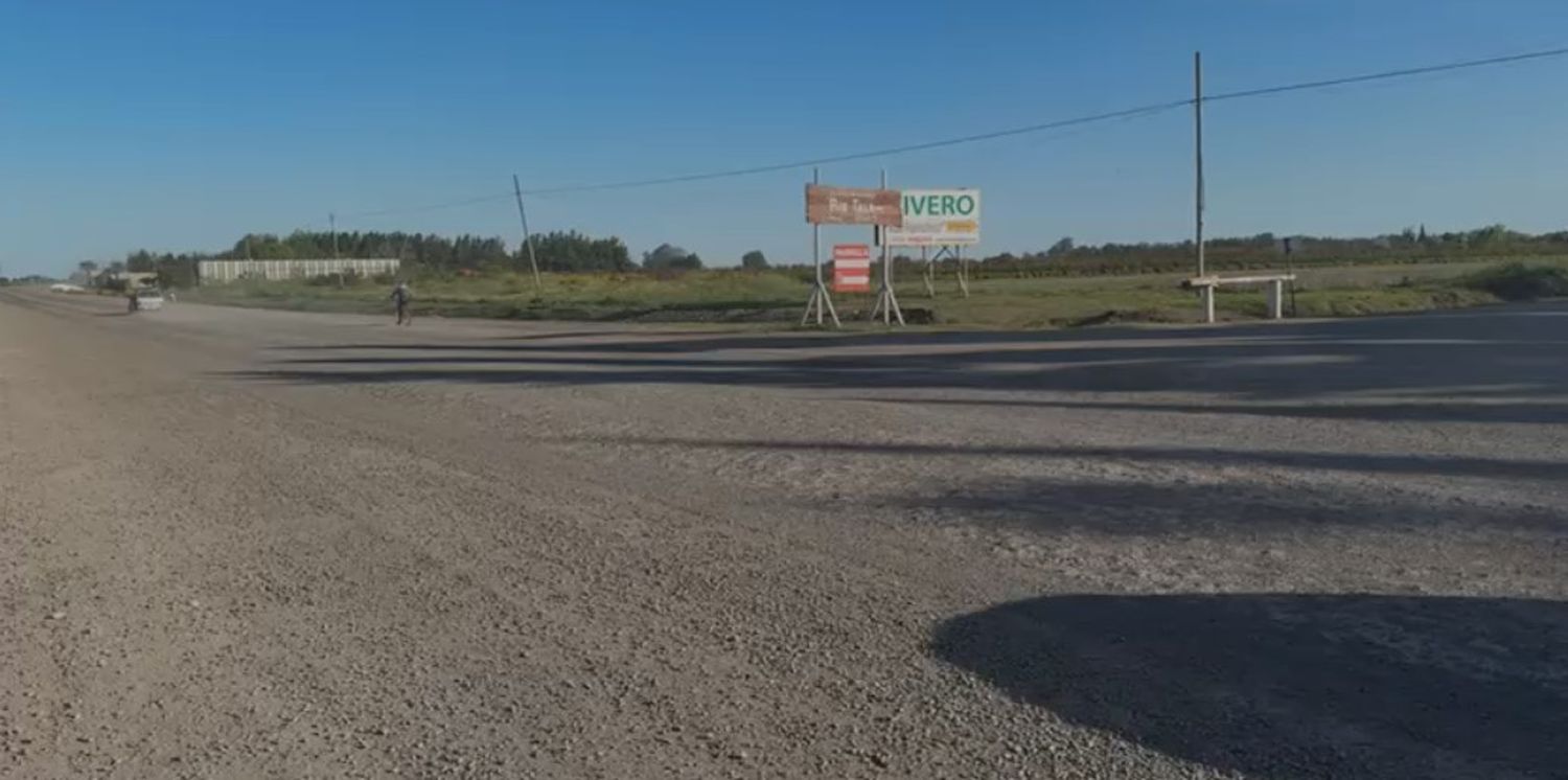 El estado de la calzada es tierra y piedras; no existe la señalización.