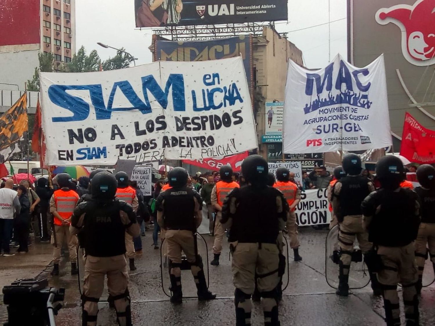 Tensión en Puente Pueyrredón: Corte de trabajadores de Siam en rechazo a los despidos