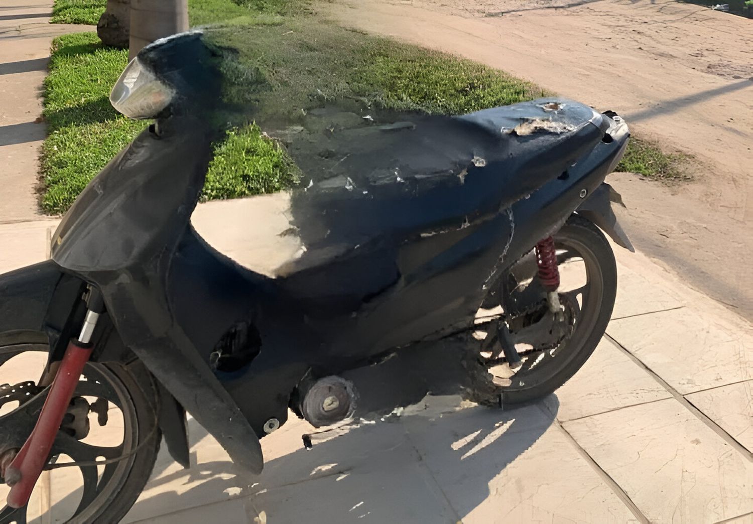 Fue a hacer un trámite al banco y le robaron la moto
