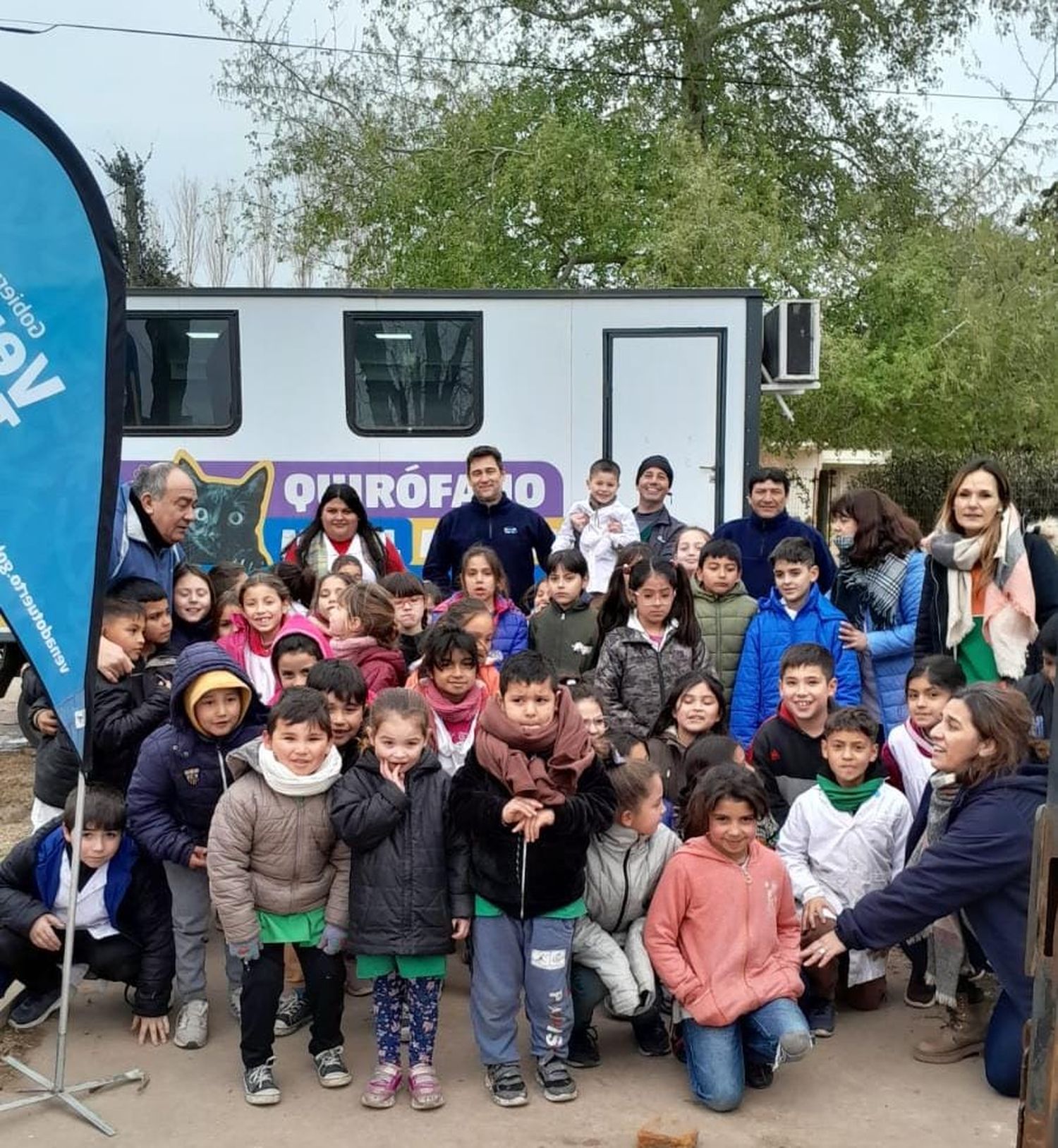 Los trabajadores municipales junto a los alumnos de la escuela.