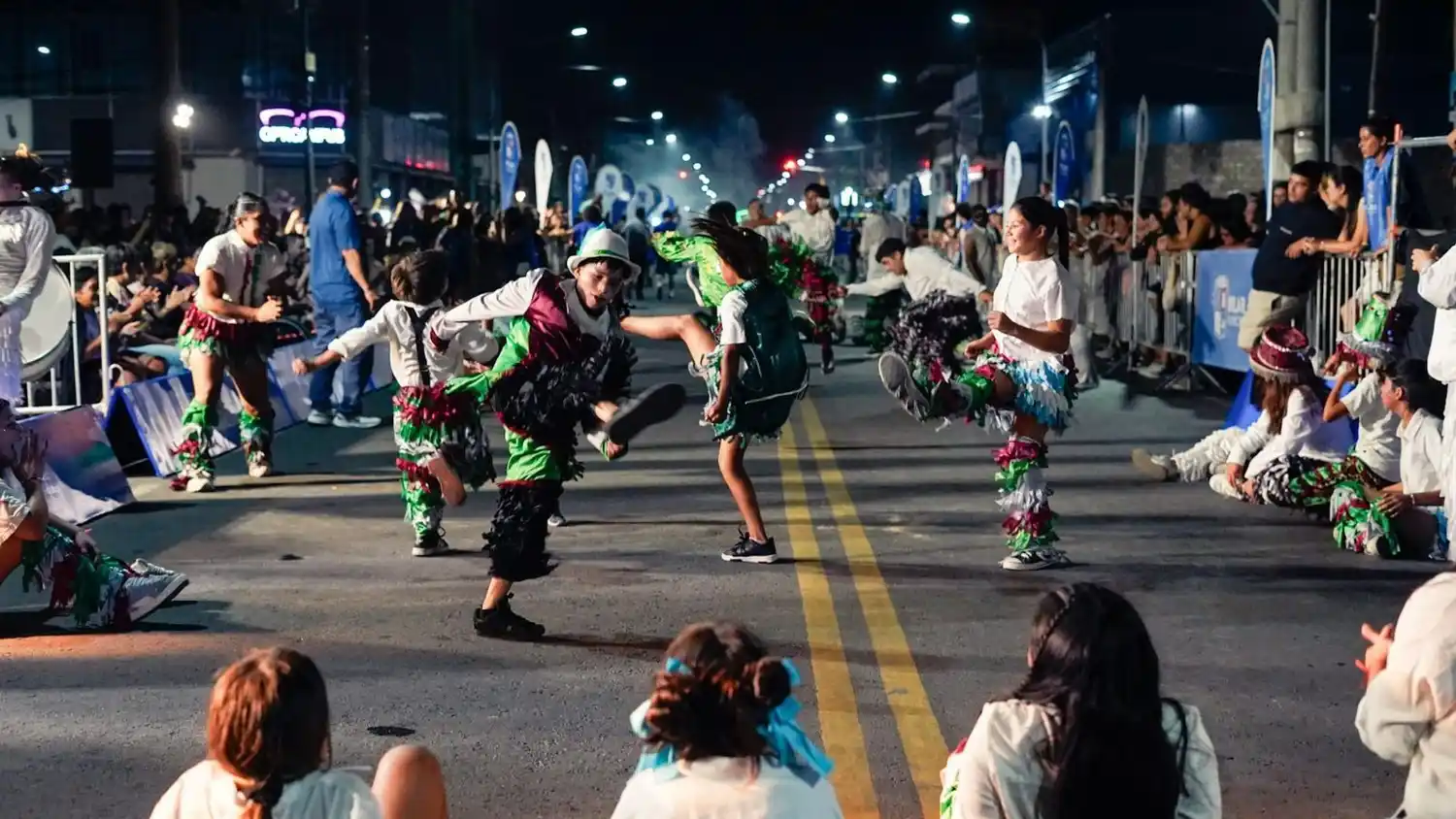 Las murgas locales le imprimen ritmo a la celebración.