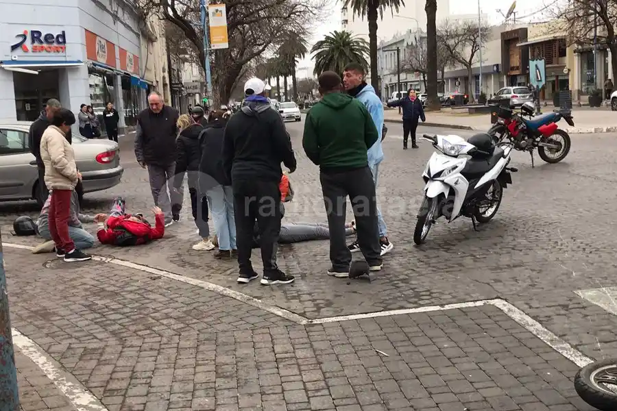 Accidente y tránsito parcialmente interrumpido en Bv. Santa Fe: dos personas trasladadas por el 107