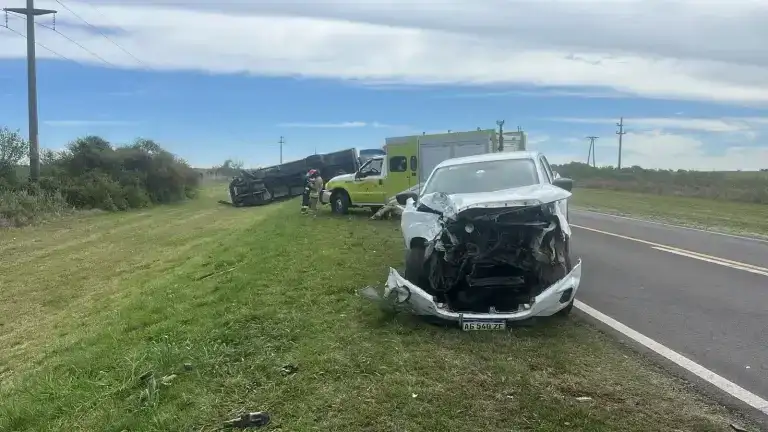 Una maniobra en U terminó en un fuerte choque y vuelco sobre la Ruta 12