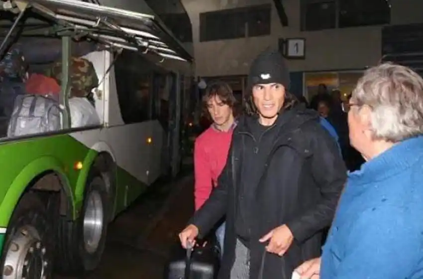 Cavani no viaja en tren, tampoco en avión, ¡se tomó el micro!
