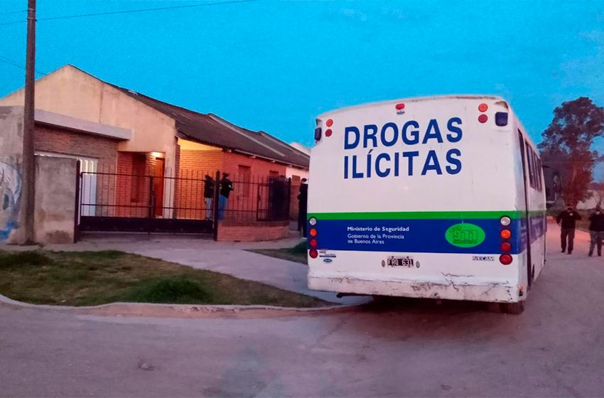 Allanamiento y detención en la sede local de la división Drogas Ilícitas.