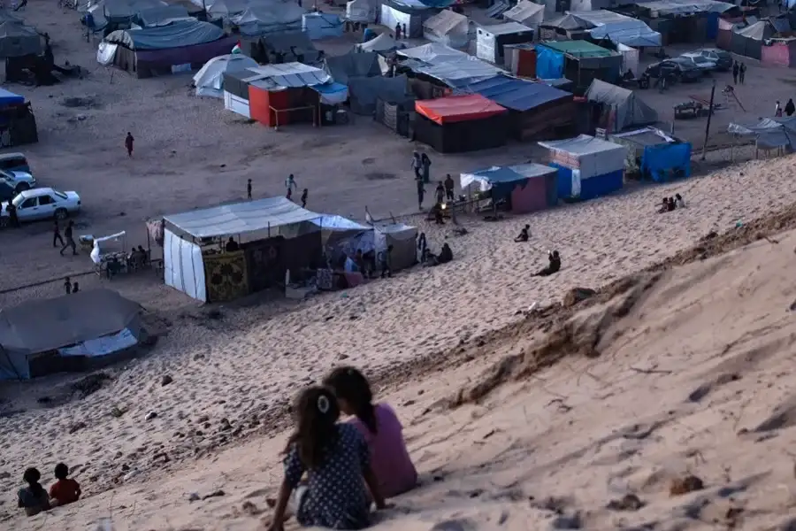 Palestinos desplazados se refugian en el campamento- EFE