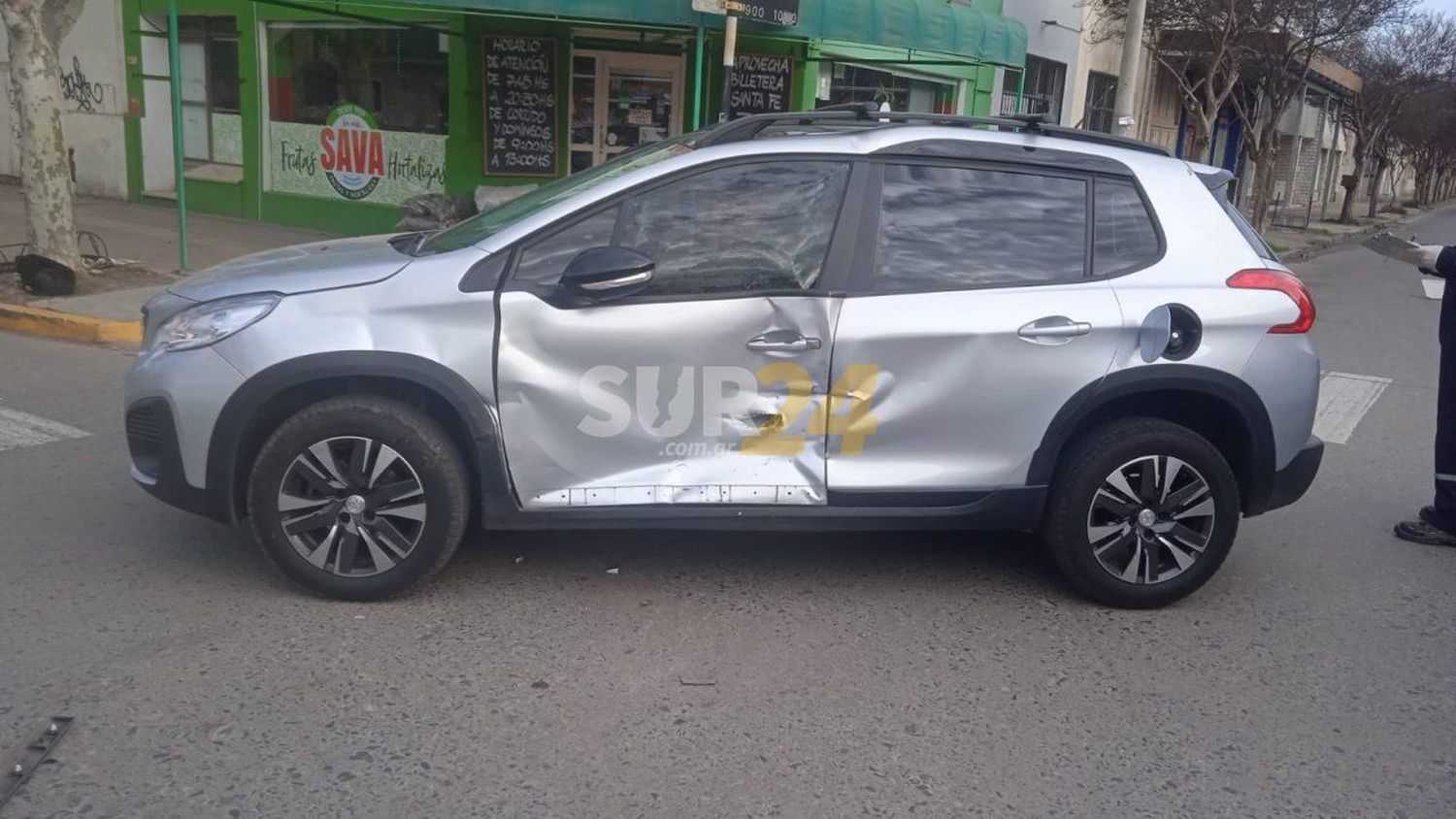 Fuerte impacto entre camioneta y auto en pleno centro venadense 