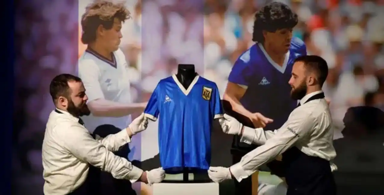 Finaliza la subasta de la camiseta de Maradona: hay una millonaria oferta