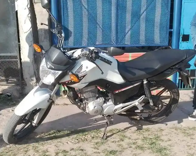 Delincuente con frondosos
antecedentes fue detenido
con una moto robada