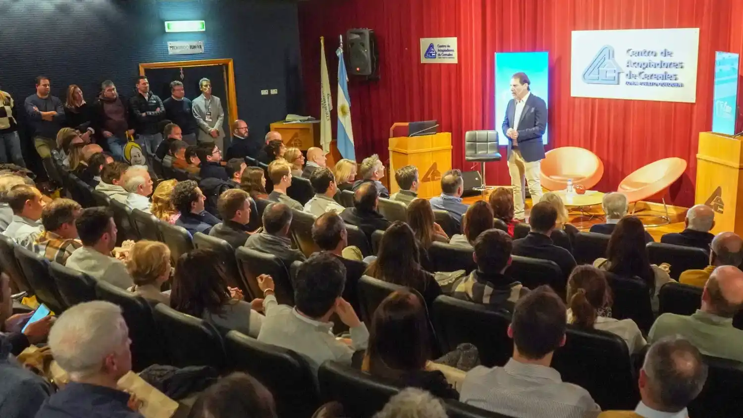 Auditorio lleno. Presencia de autoridades, referentes de instituciones, empresarios y público en general