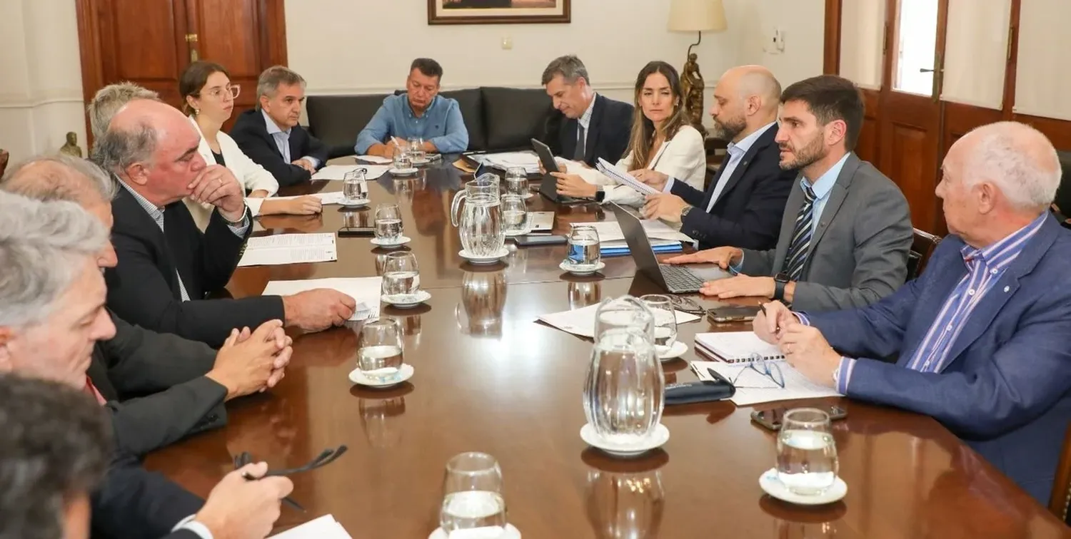 Maximiliano Pullaro con industriales este viernes en Casa de Gobierno.