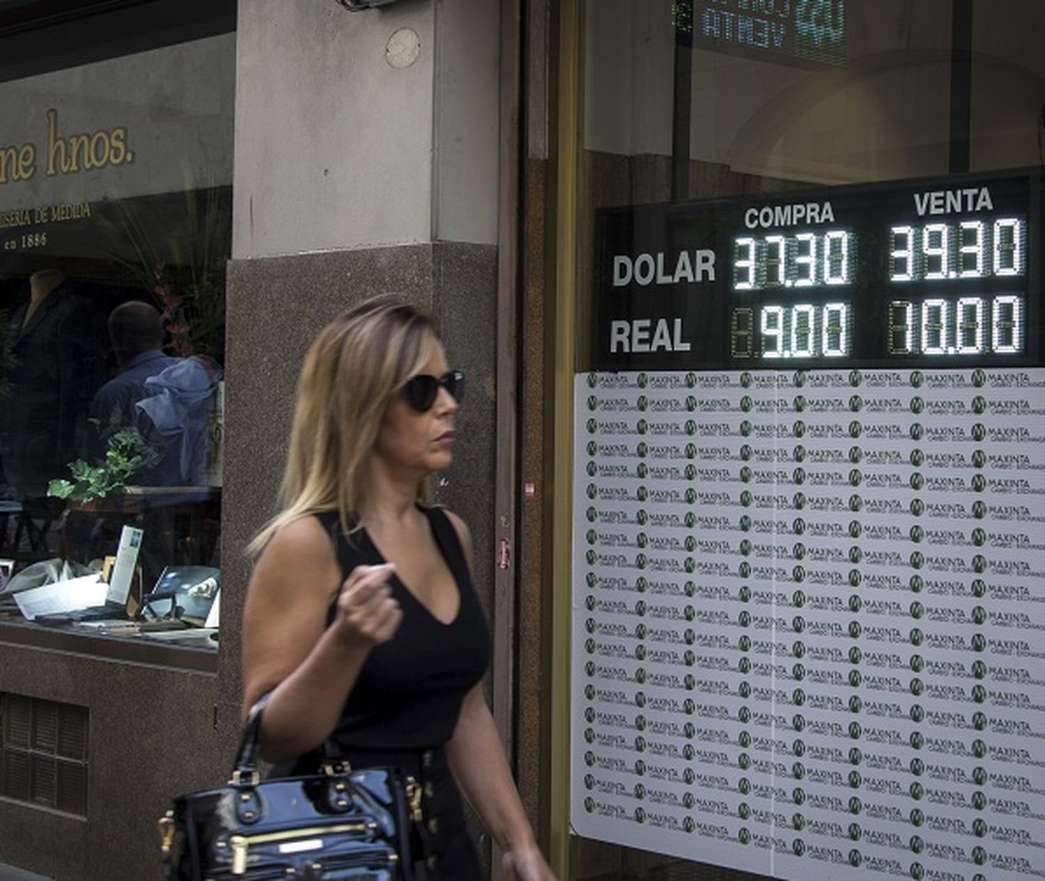 El dólar frenó su racha alcista y cerró a $39.58