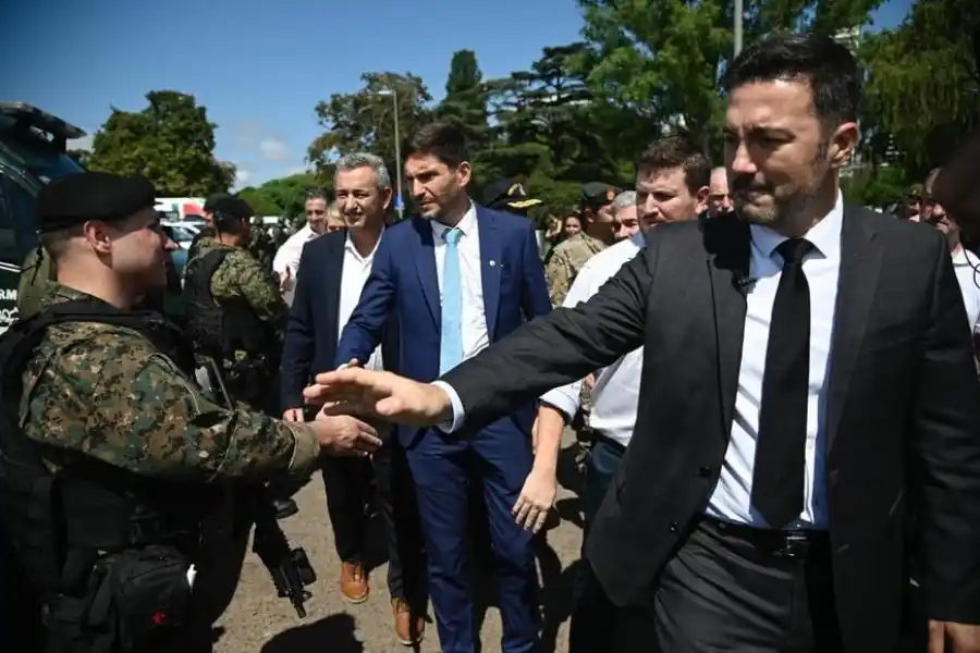 Luis Petri, Maximiliano Pullaro y Pablo Javkin en la presentación del equipamiento para las fuerzas armadas en Rosario.