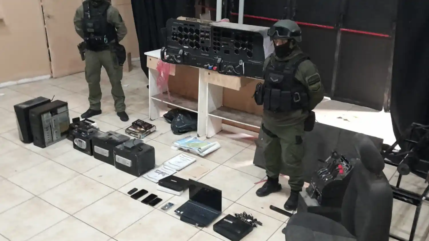 Gendarmería detuvo a piloto peruano vinculado a narcoavioneta: encontraron simuladores, dólares, oro y otras cosas