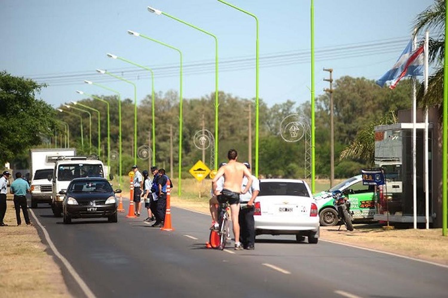 Pasado de copas se negó a dejar su auto y agredió a un policía