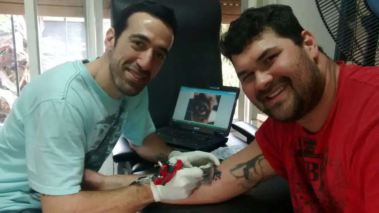 Valerio Andrizzi trabajando en su otra profesión, la de ser tatuador profesional.